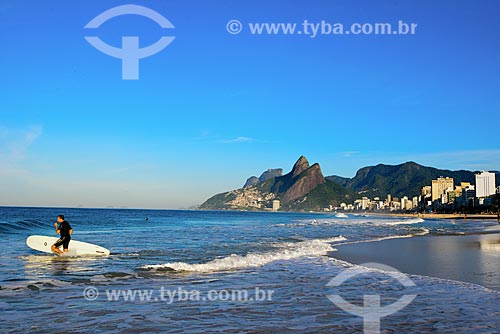  Subject: Surfer in Ipanema Beach with Morro Dois Irmaos (Two Brothers Mountain) and Rock of Gavea in the background / Place: Ipanema neighborhood - Rio de Janeiro city - Rio de Janeiro state (RJ) - Brazil / Date: 06/2013 