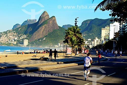  Subject: Delfim Moreira Avenue - closed to traffic for use as a leisure area - with Morro Dois Irmaos (Two Brothers Mountain) and Rock of Gavea in the background / Place: Ipanema neighborhood - Rio de Janeiro city - Rio de Janeiro state (RJ) - Brazi 