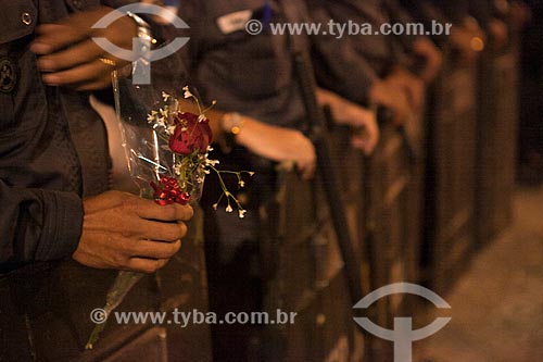  Subject: Policeman of riot police holding roses during manifestation in Rio Branco Avenue / Place: City center neighborhood - Rio de Janeiro city - Rio de Janeiro state (RJ) - Brazil / Date: 10/2013 