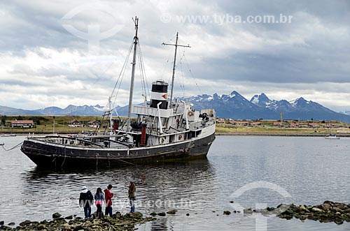  Subject: Teens watching stranded ship near the Port of Ushuaia / Place: Ushuaia city - Tierra del Fuego Province - Argentina - South America / Date: 01/2012 