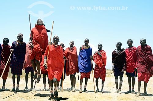  Subject: Masai tribe dancing the Adumu - also know as the jumping dance - a competition between them and also a dance of welcome - Amboseli National Park / Place: Rift Valley - Kenya - Africa / Date: 09/2012 