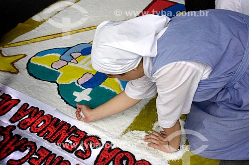  Subject: Nun mounting rug for the Corpus Christi procession - Chile Avenue / Place: City center neighborhood - Rio de Janeiro city - Rio de Janeiro state (RJ) - Brazil / Date: 05/2013 