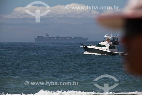  Subject: Cargo ship and motorboat - Barra da Tijuca Beach / Place: Barra da Tijuca neighborhood - Rio de Janeiro city - Rio de Janeiro state (RJ) - Brazil / Date: 11/2013 