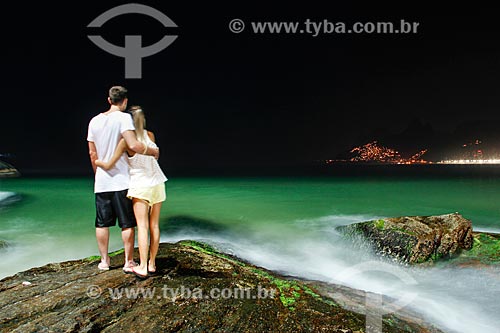 Subject: Young couple - Arpoador Stone at night / Place: Ipanema neighborhood - Rio de Janeiro city - Rio de Janeiro state (RJ) - Brazil / Date: 11/2013 
