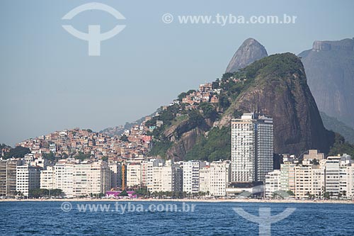  Subject: Copacabana Beach buildings with the Cantagalo slum - to the lefth - and Pavao Pavaozinho slum - to the right / Place: Copacabana neighborhood - Rio de Janeiro city - Rio de Janeiro state (RJ) - Brazil / Date: 11/2013 