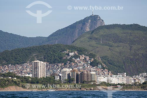  Subject: Sofitel Rio de Janeiro Hotel, Cantagalo slum, Pavao Pavaozinho slum and Copacabana Beach buildings with the Christ the Redeemer (1931) in the background / Place: Copacabana neighborhood - Rio de Janeiro city - Rio de Janeiro state (RJ) - Br 