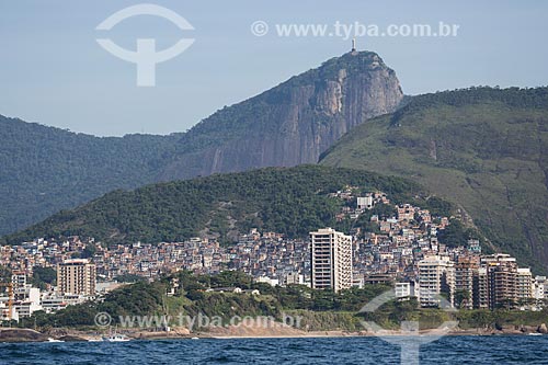  Subject: Sofitel Rio de Janeiro Hotel, Cantagalo slum, Pavao Pavaozinho slum and Copacabana Beach buildings with the Christ the Redeemer (1931) in the background / Place: Copacabana neighborhood - Rio de Janeiro city - Rio de Janeiro state (RJ) - Br 