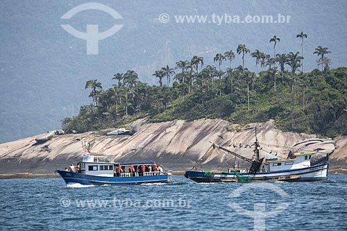  Subject: Boat near to Comprida Island - part of Natural Monument of Cagarras Island / Place: Rio de Janeiro city - Rio de Janeiro state (RJ) - Brazil / Date: 11/2013 