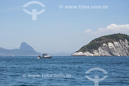  Subject: Motorboat near to Cagarras Island - part of Natural Monument of Cagarras Island - with the Sugar Loaf in the background / Place: Rio de Janeiro city - Rio de Janeiro state (RJ) - Brazil / Date: 11/2013 