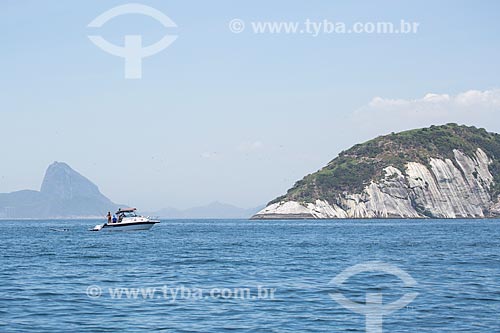  Subject: Motorboat near to Cagarras Island - part of Natural Monument of Cagarras Island - with the Sugar Loaf in the background / Place: Rio de Janeiro city - Rio de Janeiro state (RJ) - Brazil / Date: 11/2013 