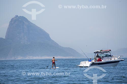  Subject: Practitioner of Paddle Surf and motorboat near to Natural Monument of Cagarras Island with the Sugar Loaf in the background / Place: Rio de Janeiro city - Rio de Janeiro state (RJ) - Brazil / Date: 11/2013 