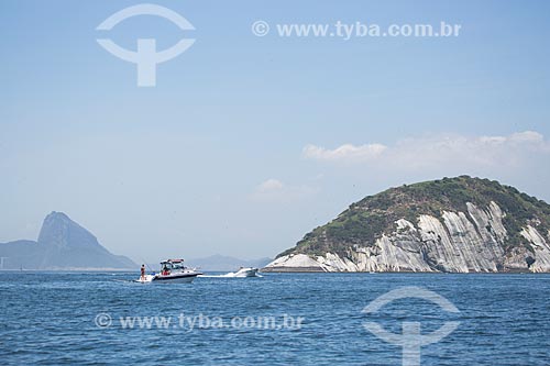  Subject: Motorboat near to Cagarra Island - part of Natural Monument of Cagarras Island - with the Sugar Loaf in the background / Place: Rio de Janeiro city - Rio de Janeiro state (RJ) - Brazil / Date: 11/2013 