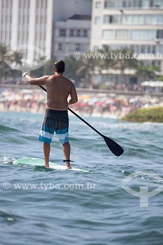  Subject: Practitioner of Paddle Surf with the Ipanema Beach in the background / Place: Ipanema neighborhood - Rio de Janeiro city - Rio de Janeiro state (RJ) - Brazil / Date: 11/2013 