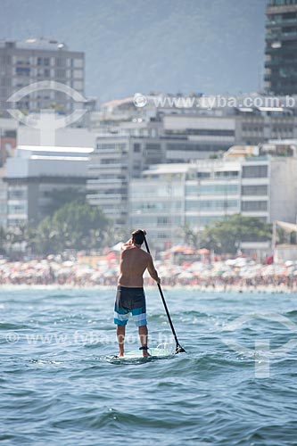  Subject: Practitioner of Paddle Surf with the Ipanema Beach in the background / Place: Ipanema neighborhood - Rio de Janeiro city - Rio de Janeiro state (RJ) - Brazil / Date: 11/2013 