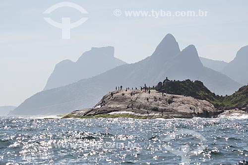  Subject: Arpoador Stone with the Morro Dois Irmaos (Two Brothers Mountain) and Rock of Gavea in the background / Place: Ipanema neighborhood - Rio de Janeiro city - Rio de Janeiro state (RJ) - Brazil / Date: 11/2013 