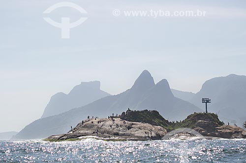  Subject: Arpoador Stone with the Morro Dois Irmaos (Two Brothers Mountain) and Rock of Gavea in the background / Place: Ipanema neighborhood - Rio de Janeiro city - Rio de Janeiro state (RJ) - Brazil / Date: 11/2013 