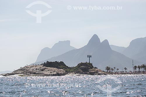  Subject: Arpoador Stone and Diabo Beach (Devil Beach) - to the right - with the Morro Dois Irmaos (Two Brothers Mountain) and Rock of Gavea in the background / Place: Ipanema neighborhood - Rio de Janeiro city - Rio de Janeiro state (RJ) - Brazil /  