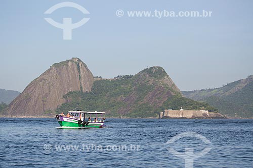  Subject: Boat in mouth of the Guanabara Bay with the Santa Cruz Fortress (1612)in the background / Place: Niteroi city - Rio de Janeiro state (RJ) - Brazil / Date: 11/2013 