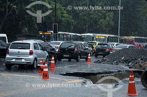  Subject: Traffic and street with hole in the asphalt during flood / Place: Maracana neighborhood - Rio de Janeiro city - Rio de Janeiro state (RJ) - Brazil / Date: 12/2013 