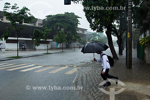  Subject: Man crossing Professor Eurico Rabelo street during flood / Place: Maracana neighborhood - Rio de Janeiro city - Rio de Janeiro state (RJ) - Brazil / Date: 12/2013 