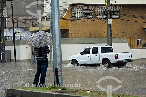  Subject: Man watching car crossing Professor Manoel de Abreu Avenue during flood / Place: Maracana neighborhood - Rio de Janeiro city - Rio de Janeiro state (RJ) - Brazil / Date: 12/2013 