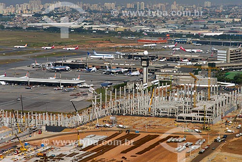  Subject: Runway in the expansion work Sao Paulo-Guarulhos Governador Andre Franco Montoro International Airport (1985) - work for the World Cup 2014 / Place: Guarulhos city - Sao Paulo state (SP) - Brazil / Date: 05/2013 