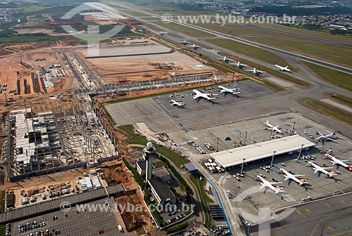  Subject: Runway in the expansion work Sao Paulo-Guarulhos Governador Andre Franco Montoro International Airport (1985) - work for the World Cup 2014 / Place: Guarulhos city - Sao Paulo state (SP) - Brazil / Date: 05/2013 