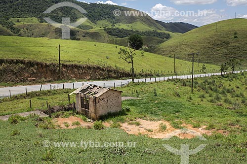  Subject: Abandoned house near the road with the Bocaina Mountain Range in the background / Place: Bananal city - Sao Paulo state (SP) - Brazil / Date: 11/2013 
