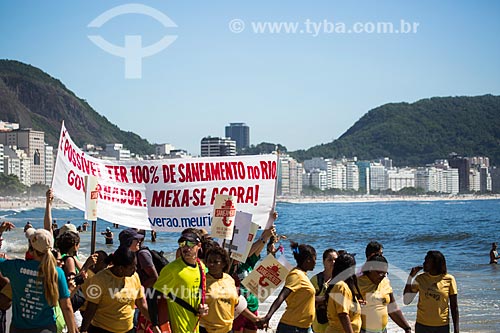  Subject: Poster of Summer Sanitation campaign - charging more sanitation - during King and Queen of the Sea event - Copacabana Beach (Post 6) / Place: Copacabana neighborhood - Rio de Janeiro city - Rio de Janeiro state (RJ) - Brazil / Date: 11/2013 