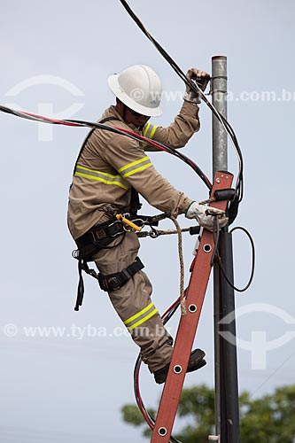  Subject: Worker doing maintenance of public lighting in the Marechal Rondon Square / Place: Porto Velho city - Rondonia state (RO) - Brazil / Date: 10/2013 