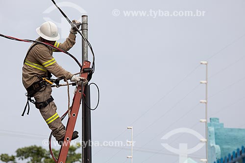  Subject: Worker doing maintenance of public lighting in the Marechal Rondon Square / Place: Porto Velho city - Rondonia state (RO) - Brazil / Date: 10/2013 