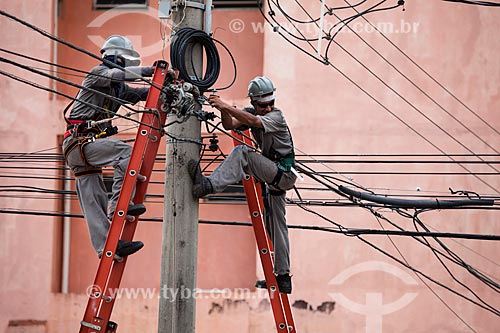  Subject: Workers doing maintenance of public lighting in the Marechal Rondon Square / Place: Porto Velho city - Rondonia state (RO) - Brazil / Date: 10/2013 