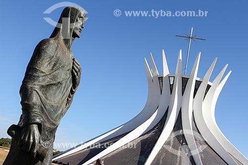  Subject: Os evangelistas sculpture - Luke - with the Metropolitan Cathedral of Nossa Senhora Aparecida (1958) - also known as Cathedral of Brasilia - in the background / Place: Brasilia city - Distrito Federal (Federal District) - Brazil / Date: 08/ 