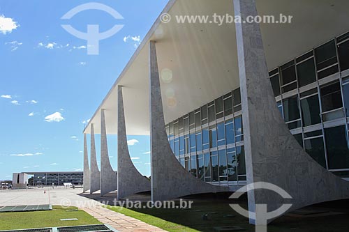  Subject: Palacio do Planalto (Planalto Palace) - headquarters of government of Brazil - with the Palace of Justice (1963) - headquarters of the Ministry of Justice - in the background / Place: Brasilia city - Distrito Federal (Federal District) - Br 