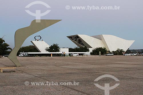  Subject: Marco Brasilia Cultural Heritage of Humanity (1988) with the Pyre of the Fatherland and Pantheon of the Fatherland and Liberty Tancredo Neves in the background / Place: Brasilia city - Distrito Federal (Federal District) - Brazil / Date: 08 