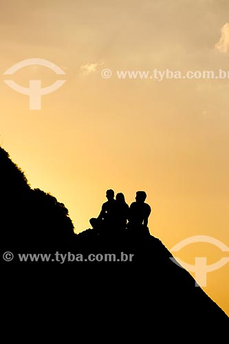  Subject: Youths sitting on stone of hill Sugar Loaf near the sea / Place: Urca neighborhood - Rio de Janeiro city - Rio de Janeiro state (RJ) - Brazil / Date: 01/2014 