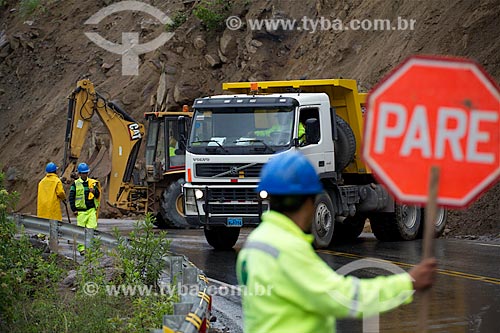  Subject: Interdicted snippet by landslide on the access road to Cusco city / Place: Cusco city - Peru - South America / Date: 12/2011 