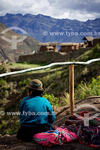  Subject: Handicrafts street trader with the ruins of Archaeological Park of Pisac / Place: Pisac city - Peru - South America / Date: 12/2011 