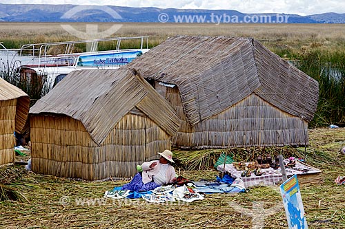  Subject: Houses in Uros Islands - Islands made ??from the fiber of totora (Scirpus californicus) / Place: Puno city - Peru - South America / Date: 01/2012 