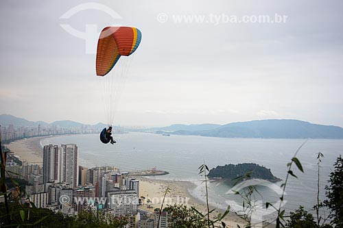  Subject: Fly of paraglider with the Sao Vicente Bay in the background / Place: Santos city - Sao Paulo state (SP) - Brazil / Date: 12/2013 