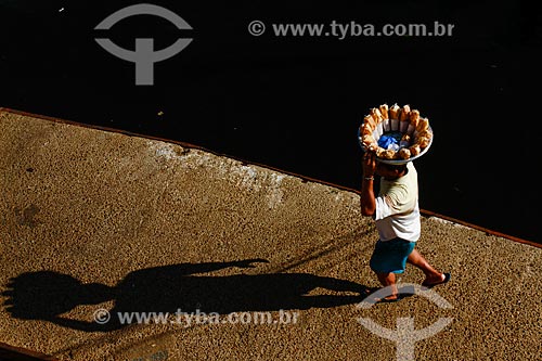  Subject: Man carrying basin of fried banana - strips of pacovan banana frits and salty / Place: Manaus city - Amazonas state (AM) - Brazil / Date: 09/2013 