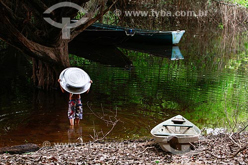  Subject: Boy - Ariau Lake / Place: Iranduba city - Amazonas state (AM) - Brazil / Date: 10/2013 