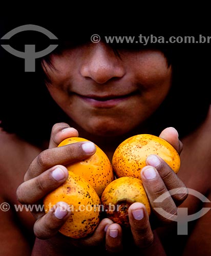  Subject: Child indigenous holding mari (Geoffroea spinosa) / Place: Amazonas state (AM) - Brazil / Date: 01/2014 