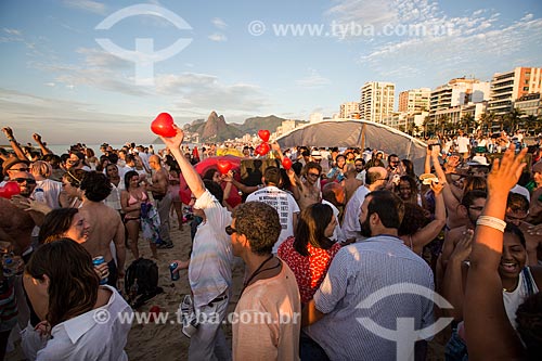  Subject: New year party organized by artist Ernesto Neto at 8 Post with the Morro Dois Irmaos (Two Brothers Mountain) in the background / Place: Ipanema neighborhood - Rio de Janeiro city - Rio de Janeiro state (RJ) - Brazil / Date: 01/2014 