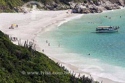  Subject: Boat and bathers - Pontal do Atalaia Beach / Place: Arraial do Cabo city - Rio de Janeiro state (RJ) - Brazil / Date: 01/2014 