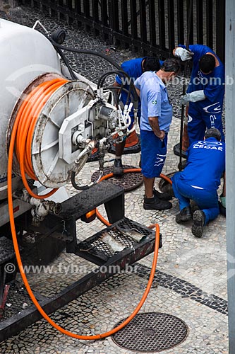  Workers of the State Company for Water and Sewage (CEDAE) - water and sewage treatment services concessionaire - performing repairs on Francisco Otaviano Street  - Rio de Janeiro city - Rio de Janeiro state (RJ) - Brazil