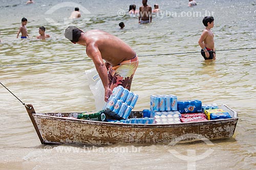  Subject: Canoe carrying beer in Forno Beach (Oven Beach) / Place: Arraial do Cabo city - Rio de Janeiro state (RJ) - Brazil / Date: 01/2014 