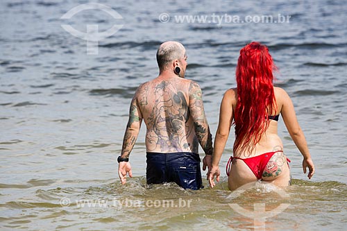 Andre Guimaraes Leme e Rayane Caroline Pires - in Forno Beach (Oven Beach) - (for editorial use)  - Arraial do Cabo city - Brazil