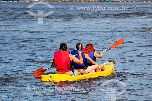  Subject: Tourists in kayak - Forno Beach (Oven Beach) / Place: Arraial do Cabo city - Rio de Janeiro state (RJ) - Brazil / Date: 01/2014 