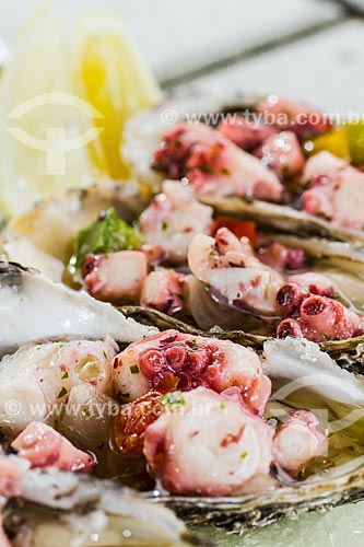  Subject: Fresh oysters with octopus in vinaigrette - Rancho do Pescador Restaurant - Costao do Santinho Resort / Place: Florianopolis city - Santa Catarina state (SC) - Brazil / Date: 12/2013 